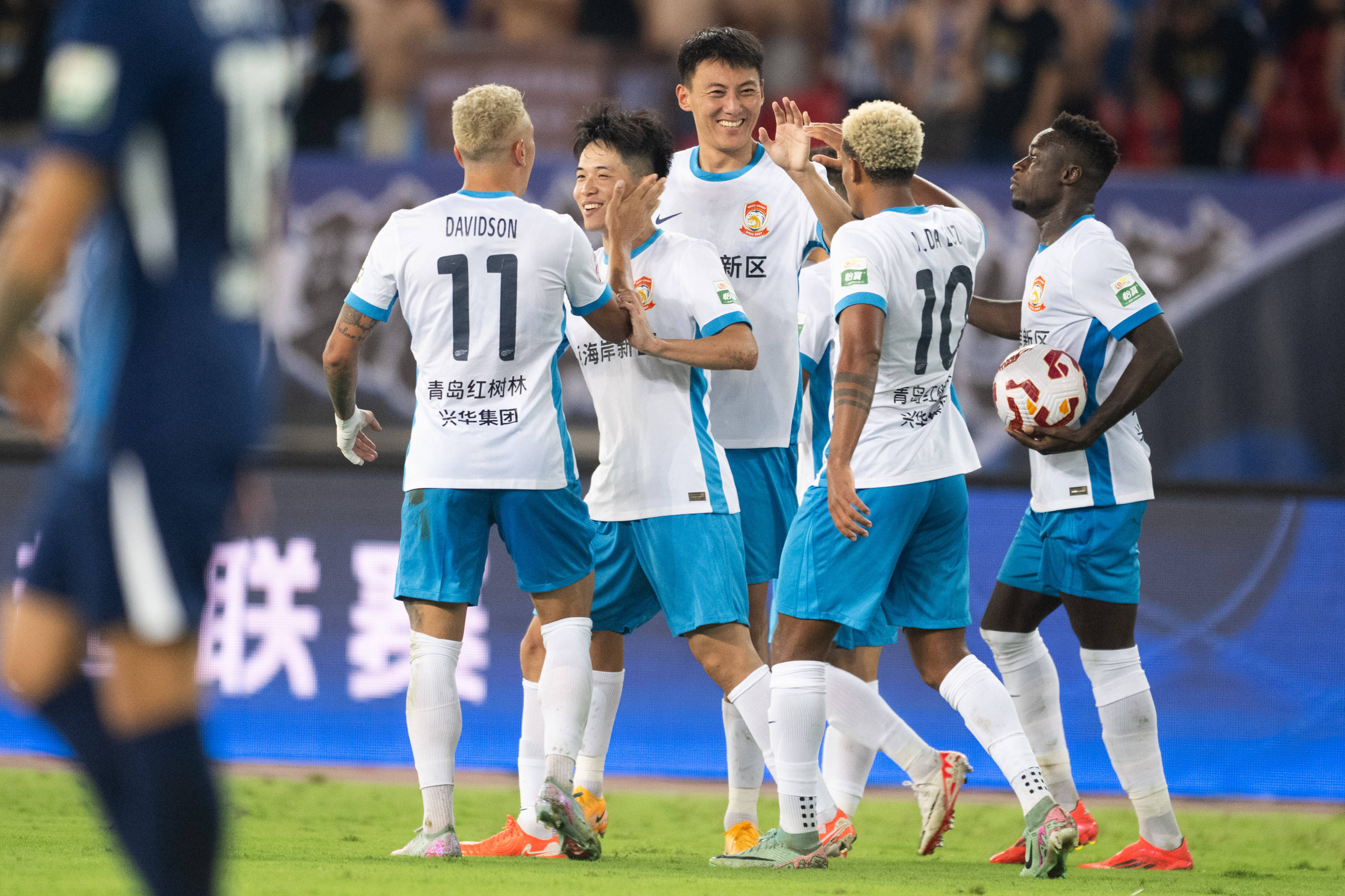 清晨中超传出新动向；武汉三镇单刀错失；管理层表态——底气十足；资深球员宣示担当的简单介绍