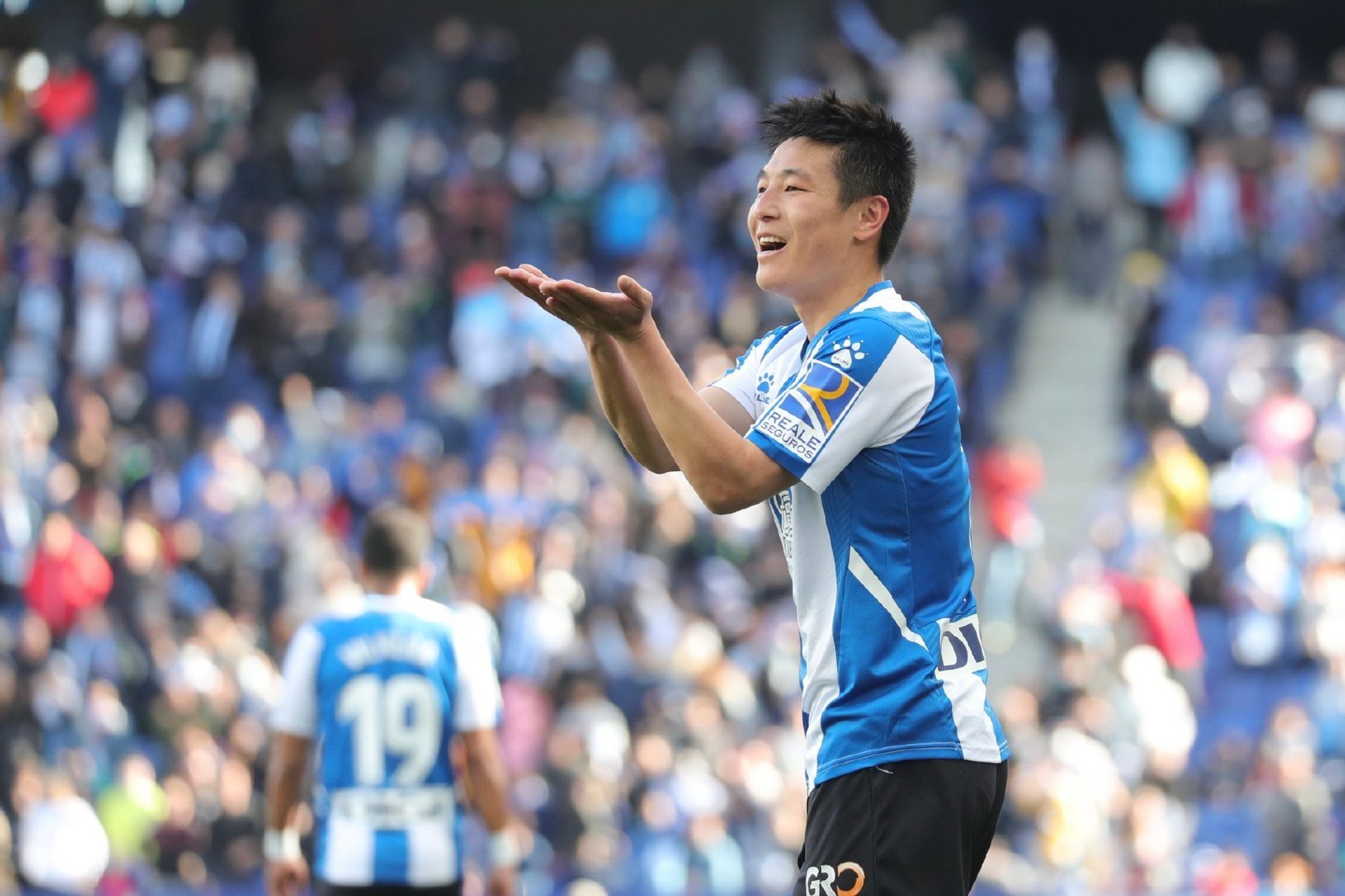 英雄联盟-今夜上海海港备战西甲，更衣室发声细节曝光，质疑声仍在，团队化学反应显著(西甲联赛直播在线观看免费)